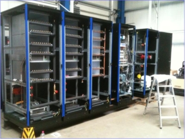 3 Servermodule mit je 2 RCL mx Kühleinschüben, Kälte- und Hydraulikmodul in der Bauphase